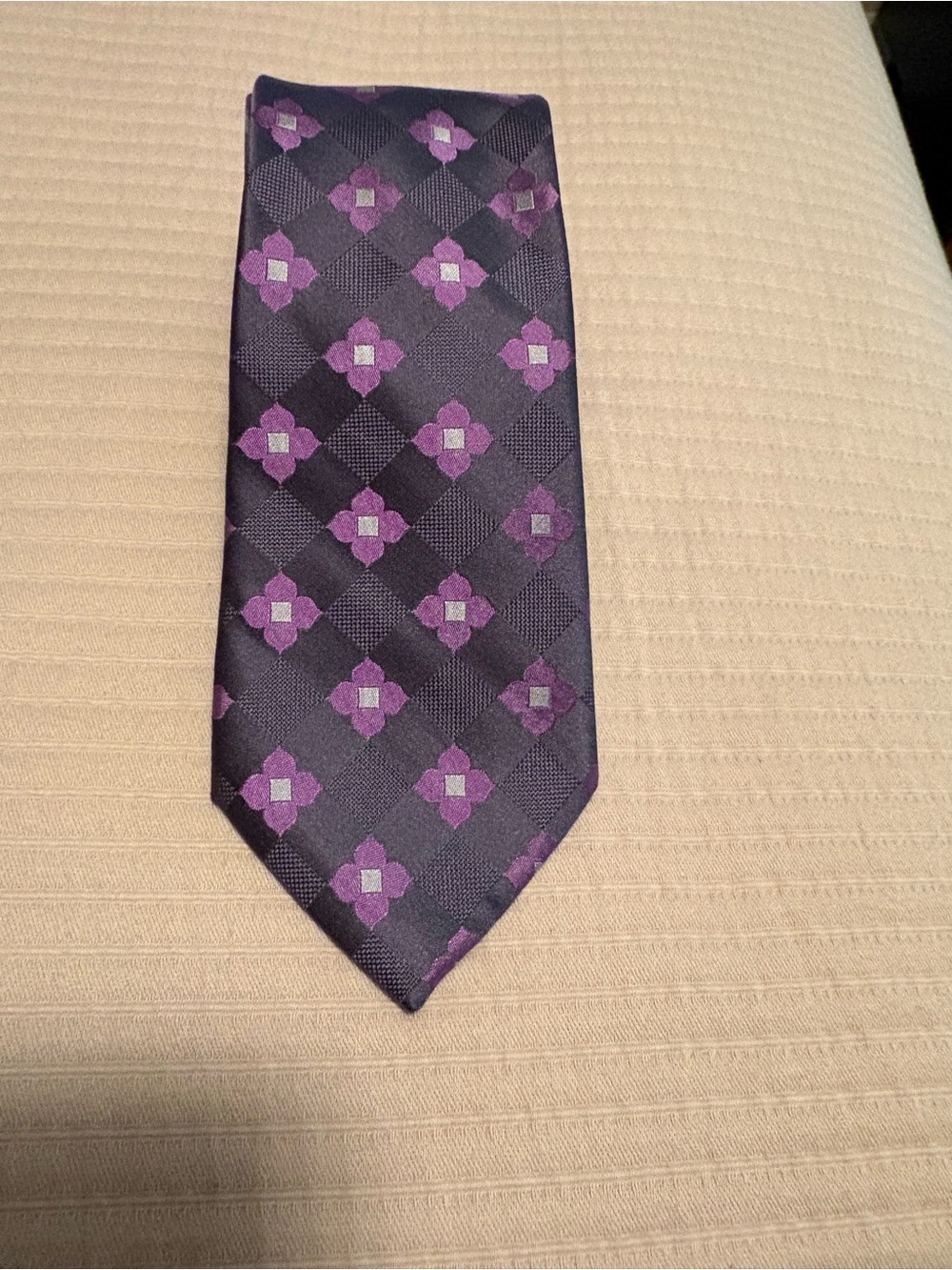Michael Kors Gray/Purple Geometric Men's Tie 100% silk, great condition